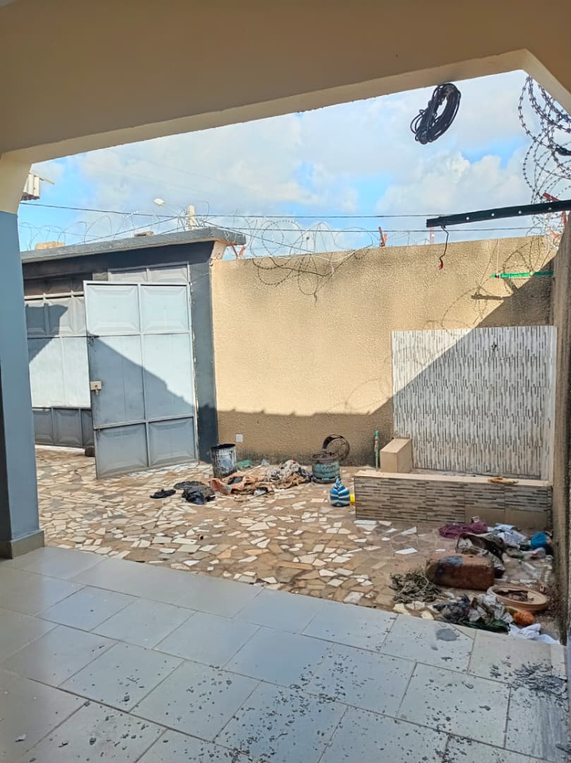 03 Chambres Salon avec garage (possibilité de faire un Bureau) 